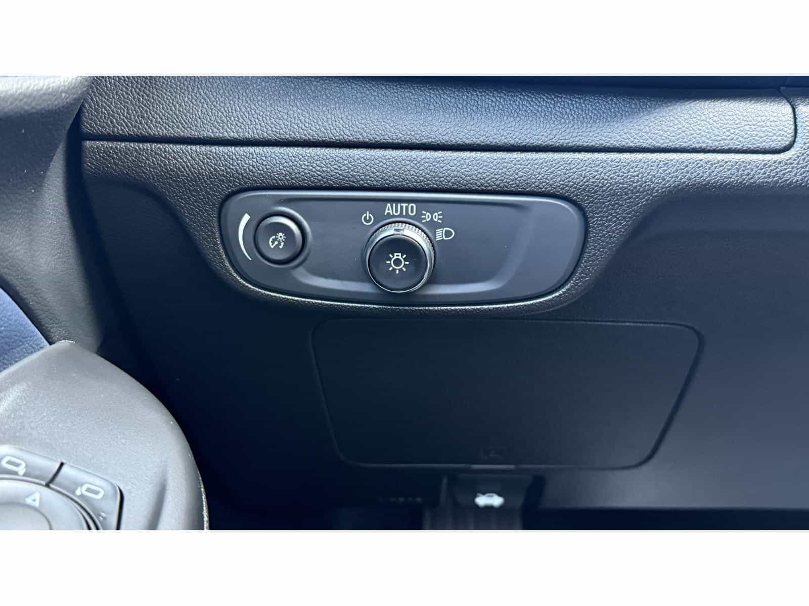 2023 Chevrolet Bolt EUV Premier - Image 13