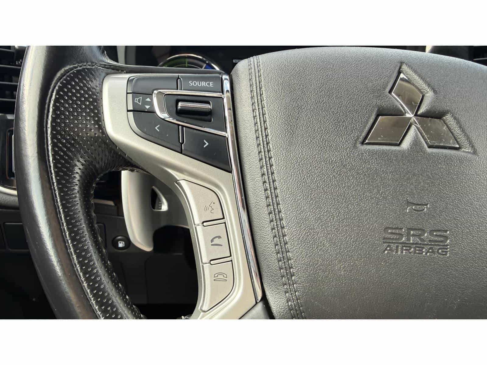 2022 Mitsubishi Outlander PHEV LE - Image 17