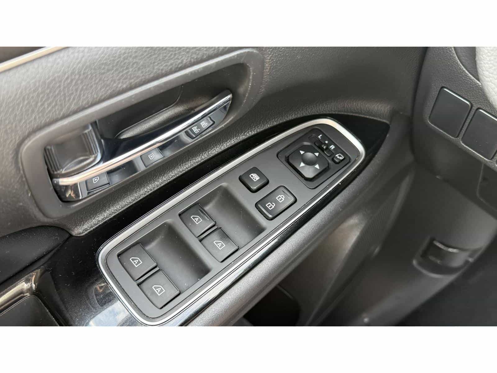 2022 Mitsubishi Outlander PHEV LE - Image 13