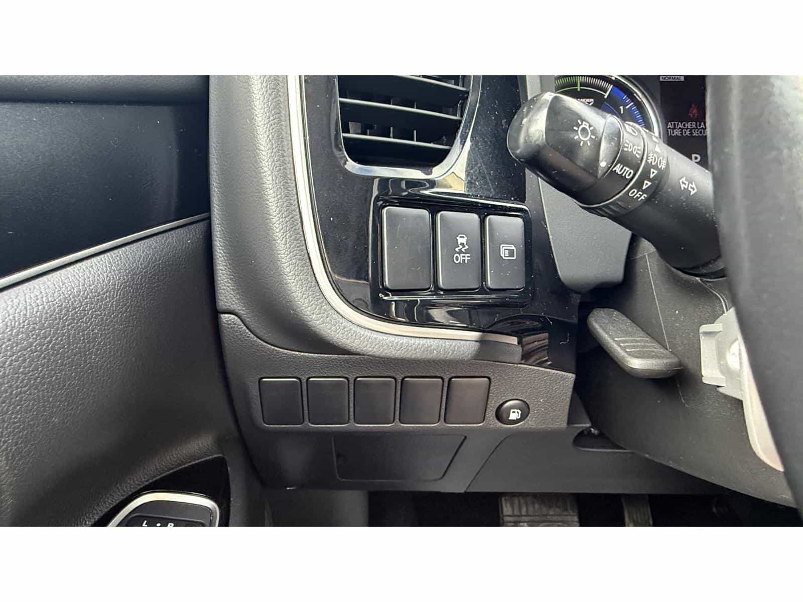 2022 Mitsubishi Outlander PHEV LE - Image 14