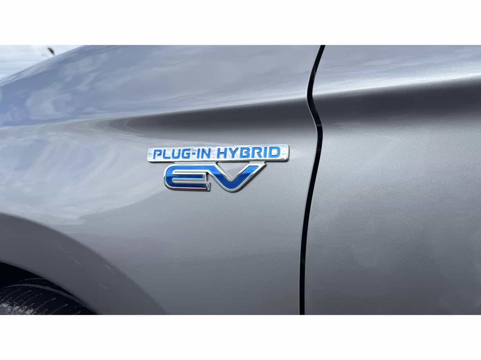 2022 Mitsubishi Outlander PHEV LE - Image 11