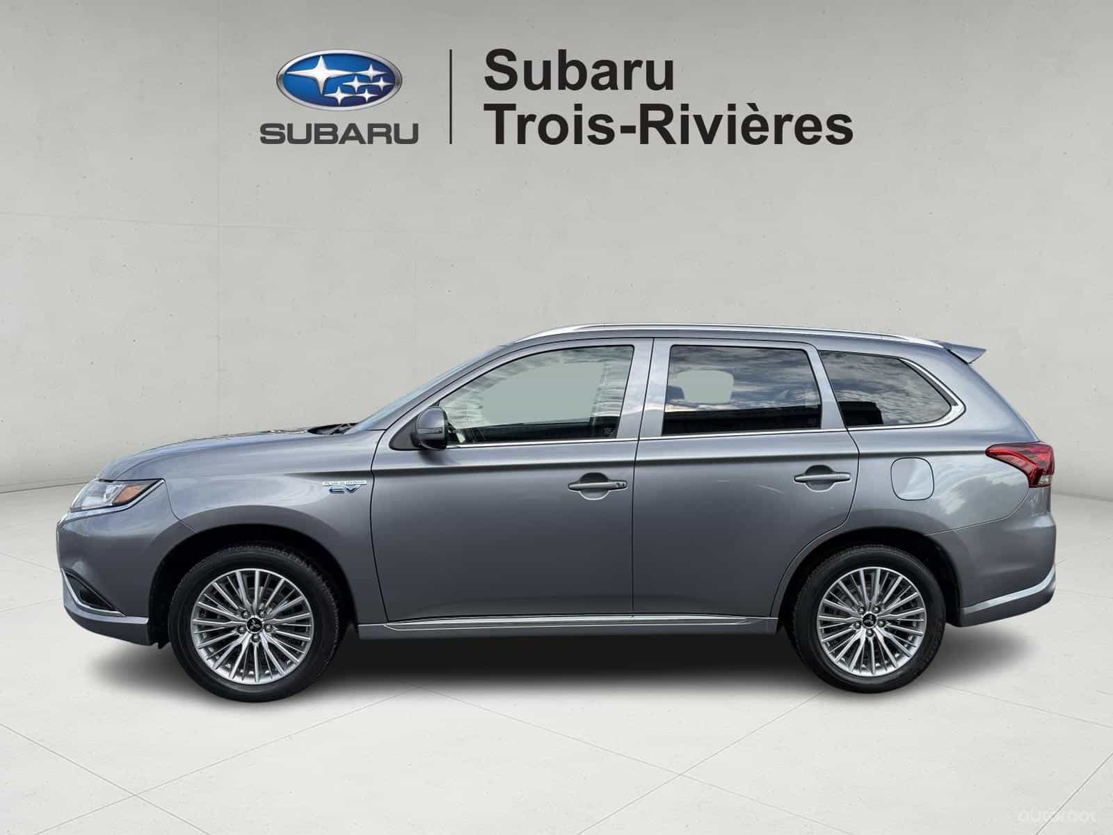 2022 Mitsubishi Outlander PHEV LE - Image 3