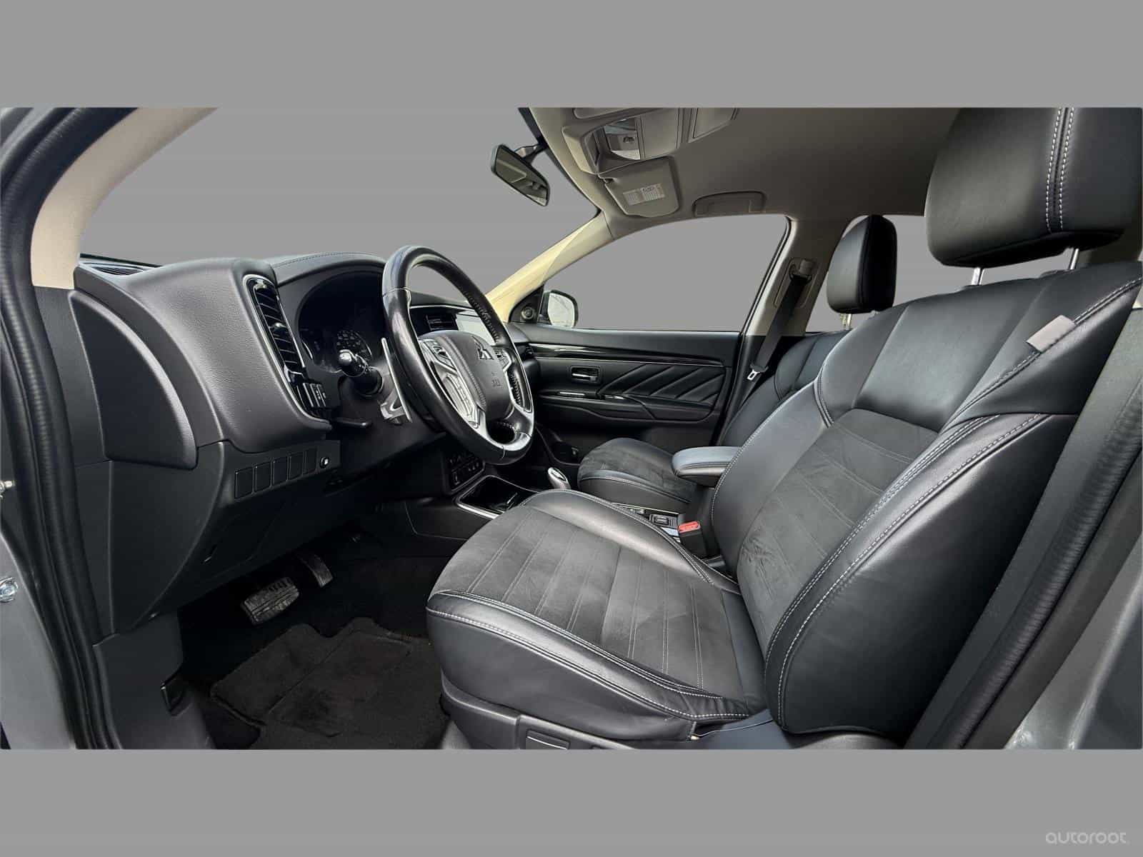 2022 Mitsubishi Outlander PHEV LE - Image 12