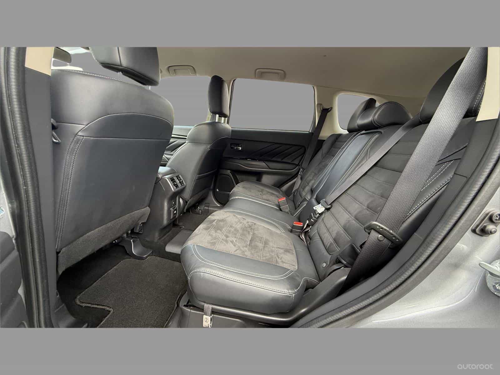 2022 Mitsubishi Outlander PHEV LE - Image 23