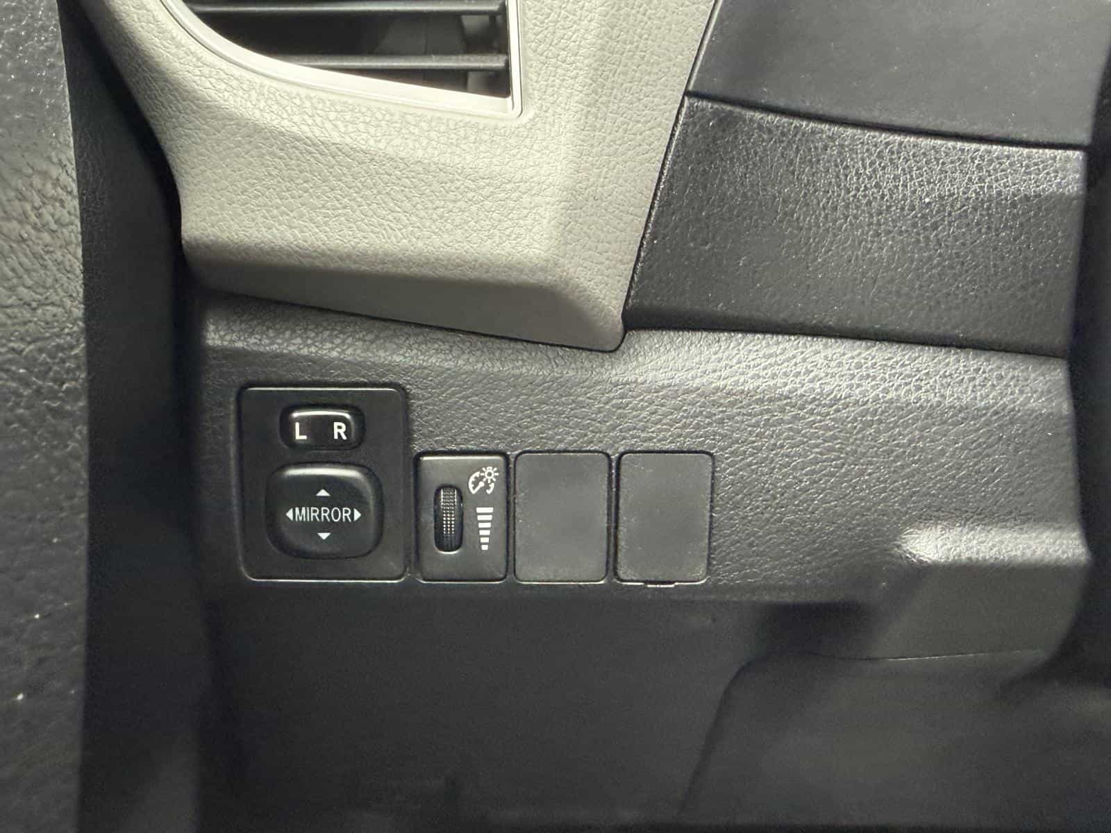 2015 Toyota Corolla LE - Image 13