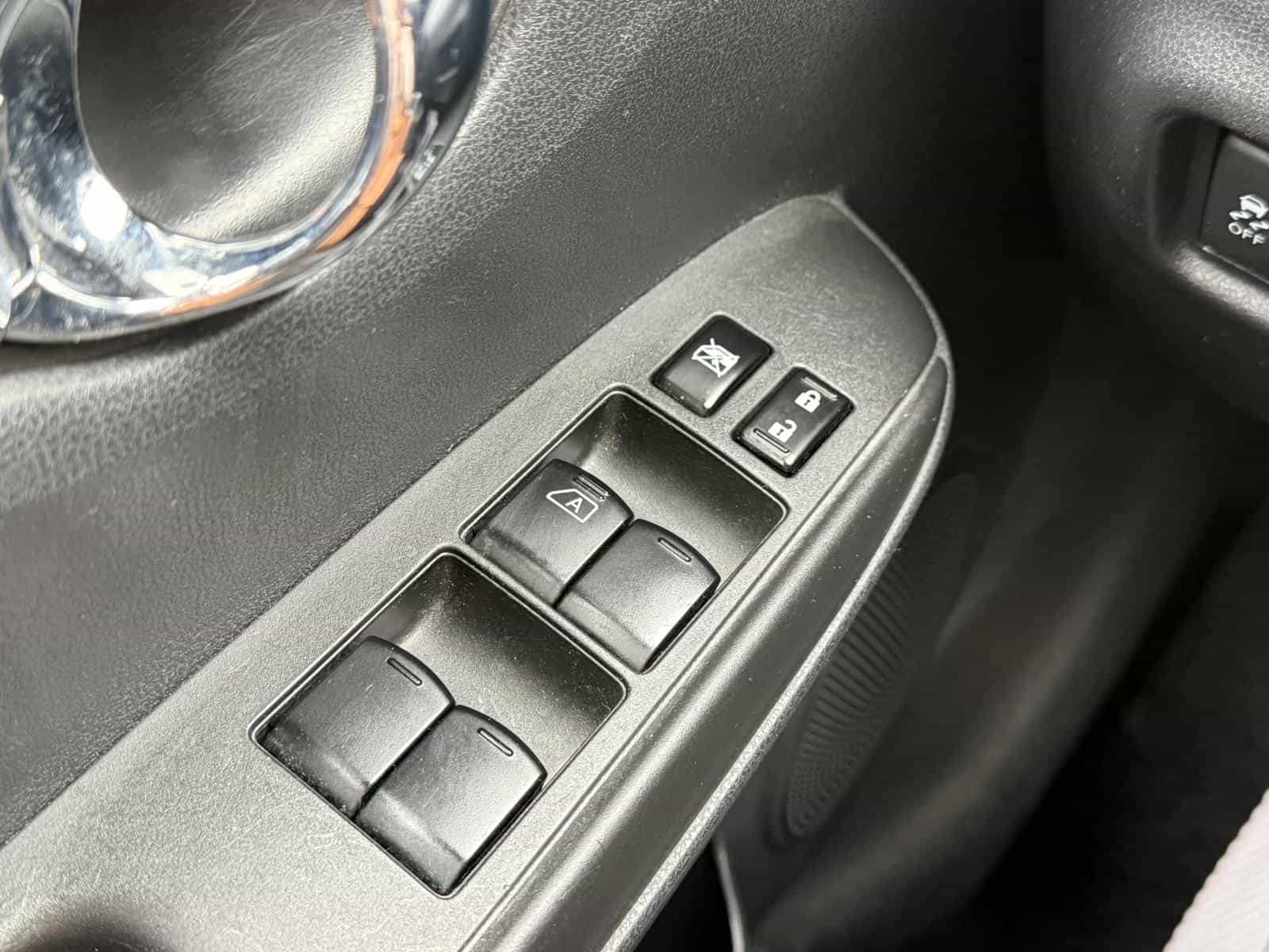 Image 15 Nissan Versa Note SV 2015